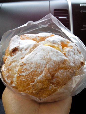 大きすぎる・・・ 特大シュークリーム
