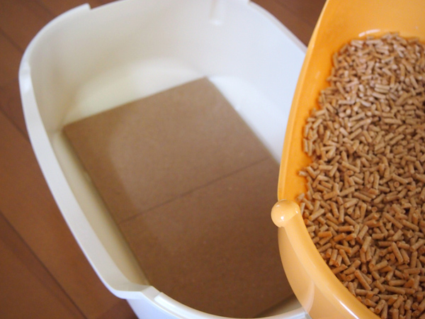 下に吸水マット、上のザル部分にチップをセット。