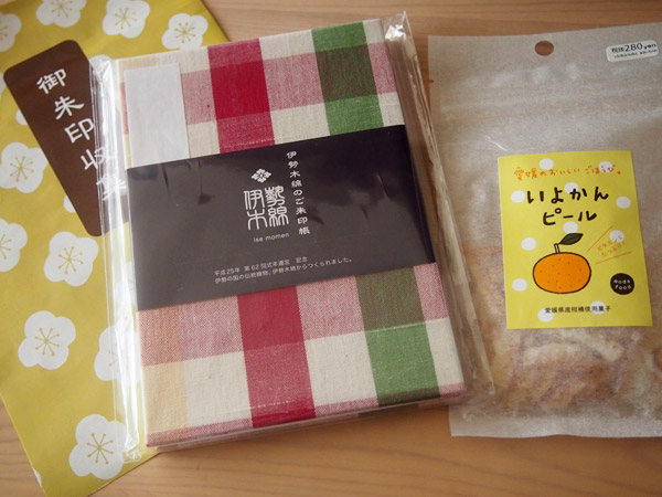 ご朱印帳といよかんピールのお菓子
