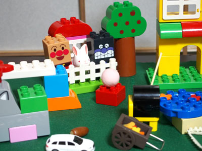 ヒーローと悪役が肩並べてるし。